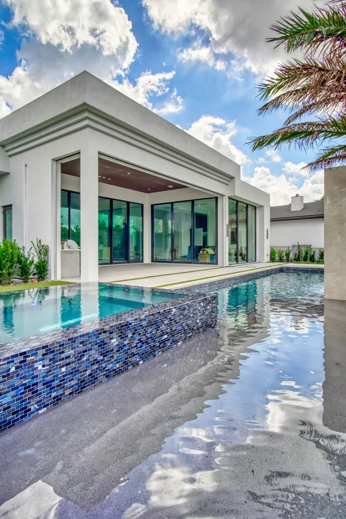 Pool and spa design detail, custom pool and spa in Boca Raton, FL
