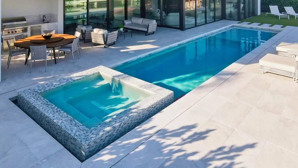 Pool, spa and covered patio, custom pool builder in Boca Raton, FL
