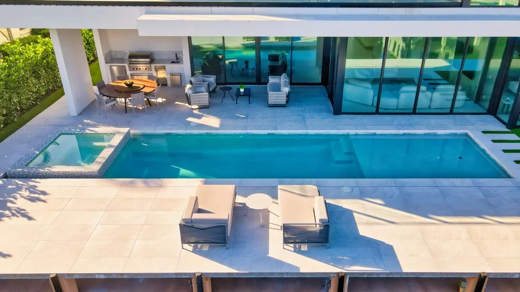 Pool, deck and outdoor living area, custom pool builder in Boca Raton, FL