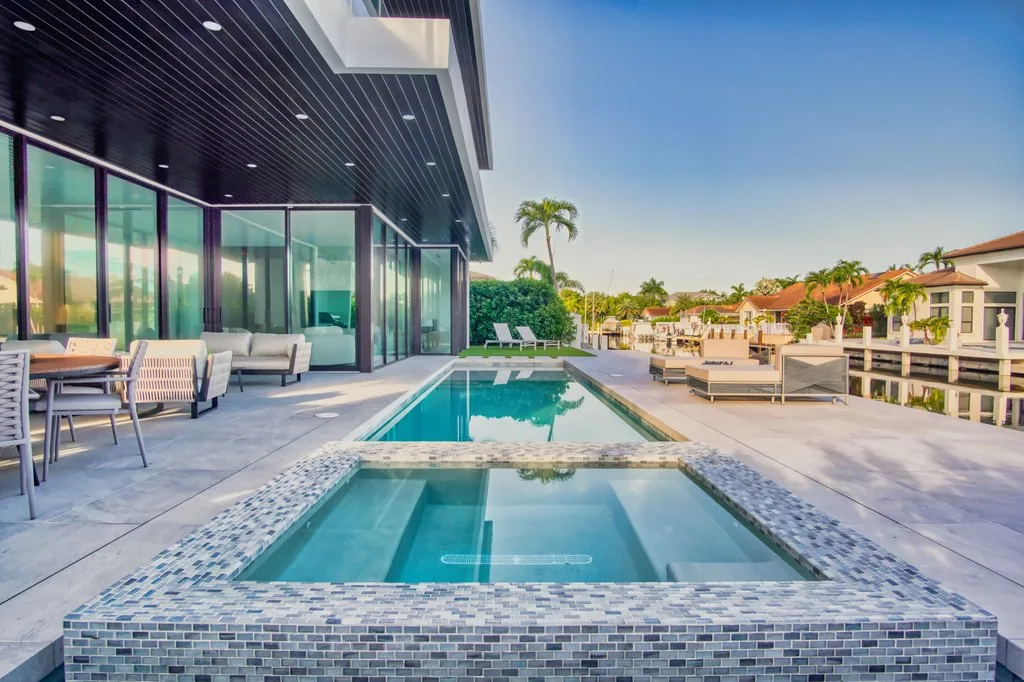 Spa and pool looking toward the water, custom pool builder in Boca Raton, FL