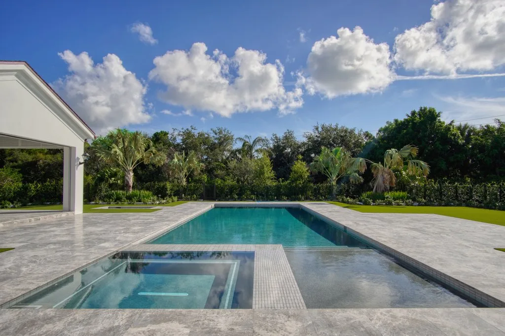 Spa and pool edge detail, custom pool builder in Jupiter, FL