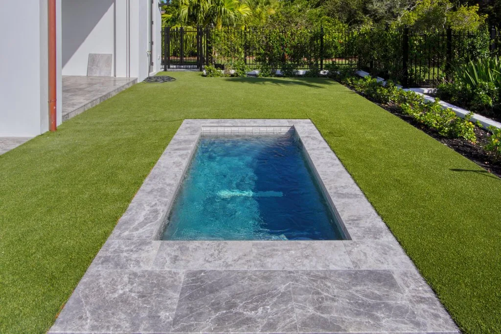 Plunge pool set into turf, custom pool builder in Jupiter, FL