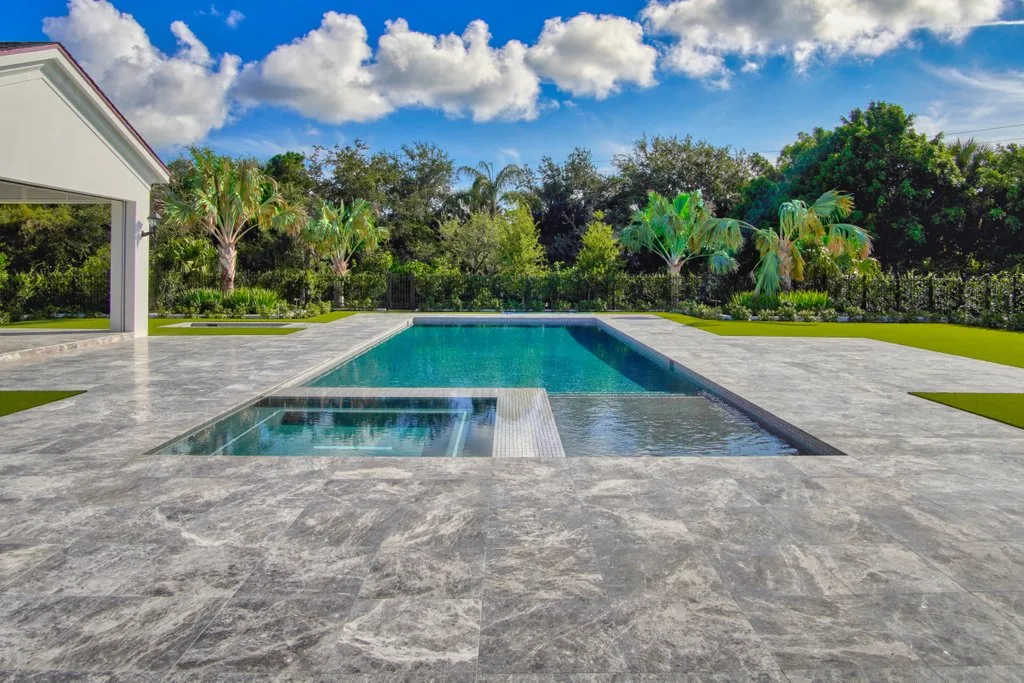 Pool and spa with PebbleTec finish, custom pool builder in Jupiter, FL