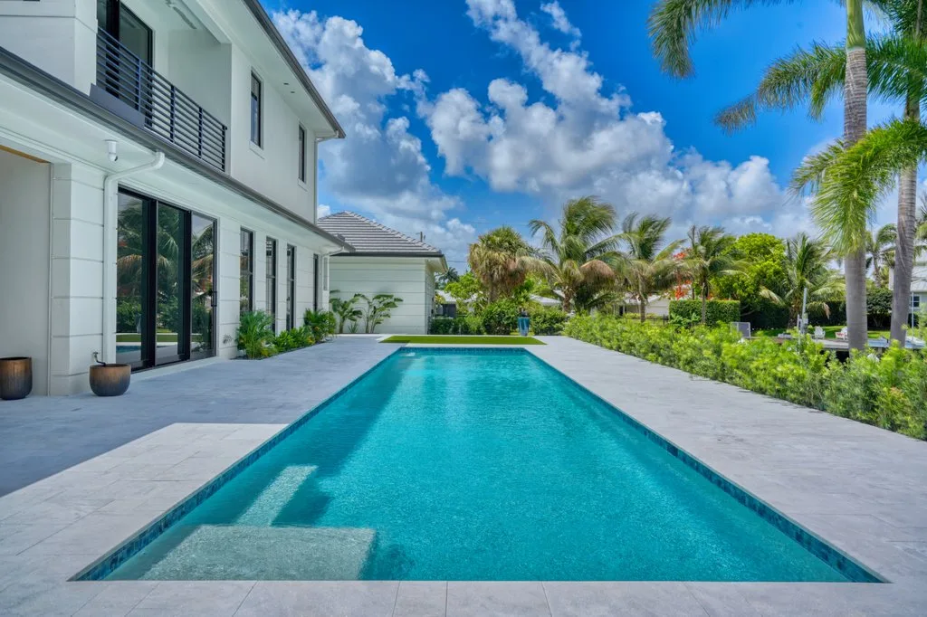 Finished pool with sun shelf, custom pool builder in North Palm Beach, FL